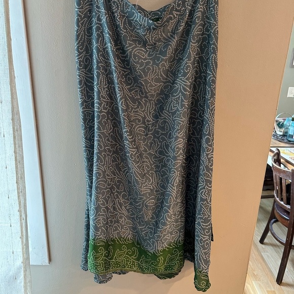Elegant Green and Gray/Blue Patterned Wrap Skirt - Picture 5 of 5